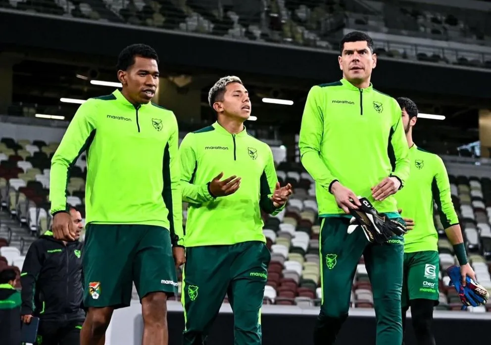 Diego Medina, John García y Carlos Lampe en el reconocimiento al estadio Nacional de Tokio Foto: FBF