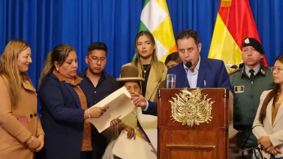 Lara entrega el proyecto de ley. FOTO: Erbol