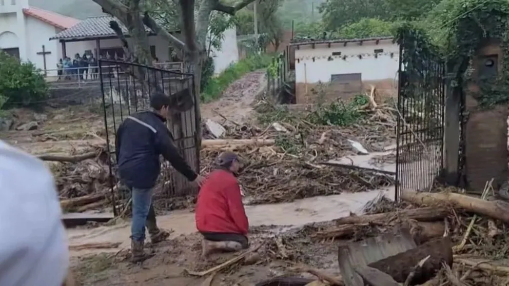 Un hombre busca a su madre, quien desapareció durante la inundación en Samaipata. Foto: Captura de video / RRSS