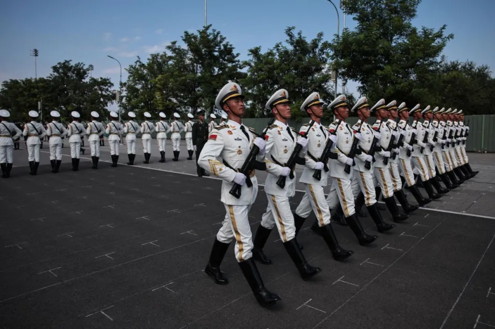 Soldados del Ejército Popular de Liberación (EPL) durante un ensayo en Pekín. Foto: EFE