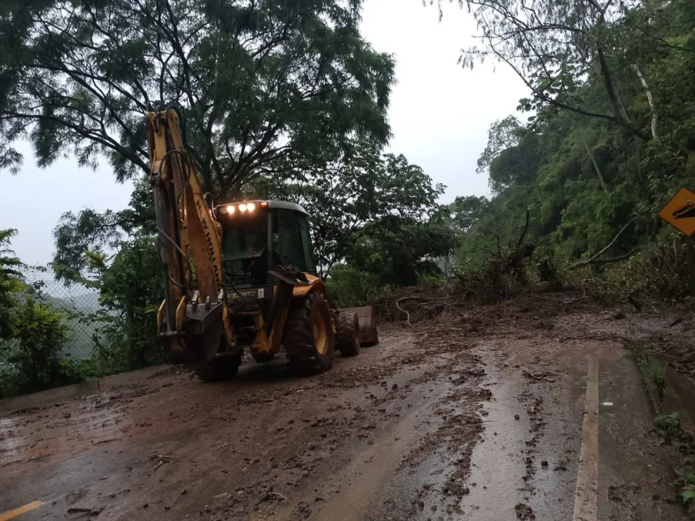 Un tractor limpia un sector de la ruta bloqueada en Samaipata. Foto: Gobierno Autónomo Municipal de Samaipata