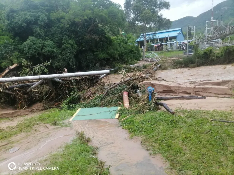 El lugar del incidente, con el ducto roto. Foto: Radio Acer