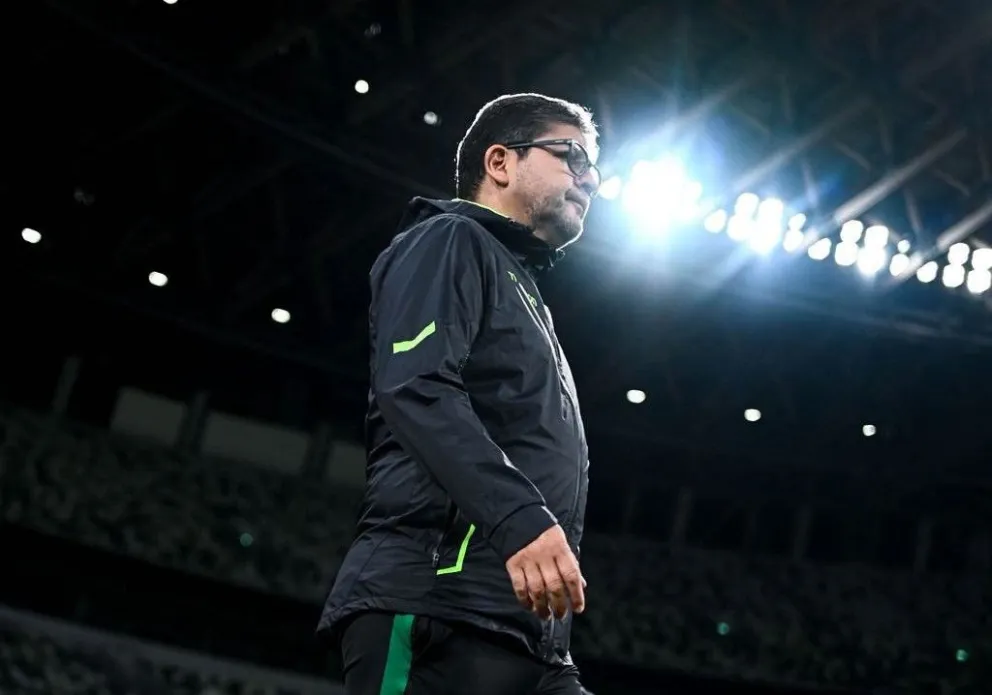 Óscar Villegas a la conclusión del partido en el estadio Nacional de Tokio. Foto: FBF