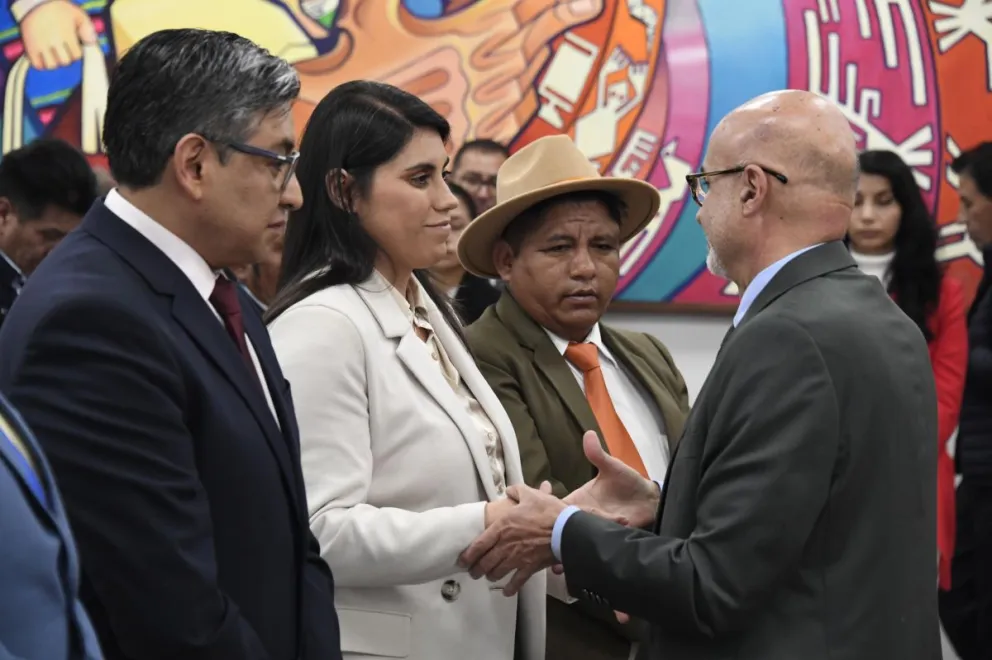 Lupo saluda a los viceministros posesionados el lunes. FOTO: ABI