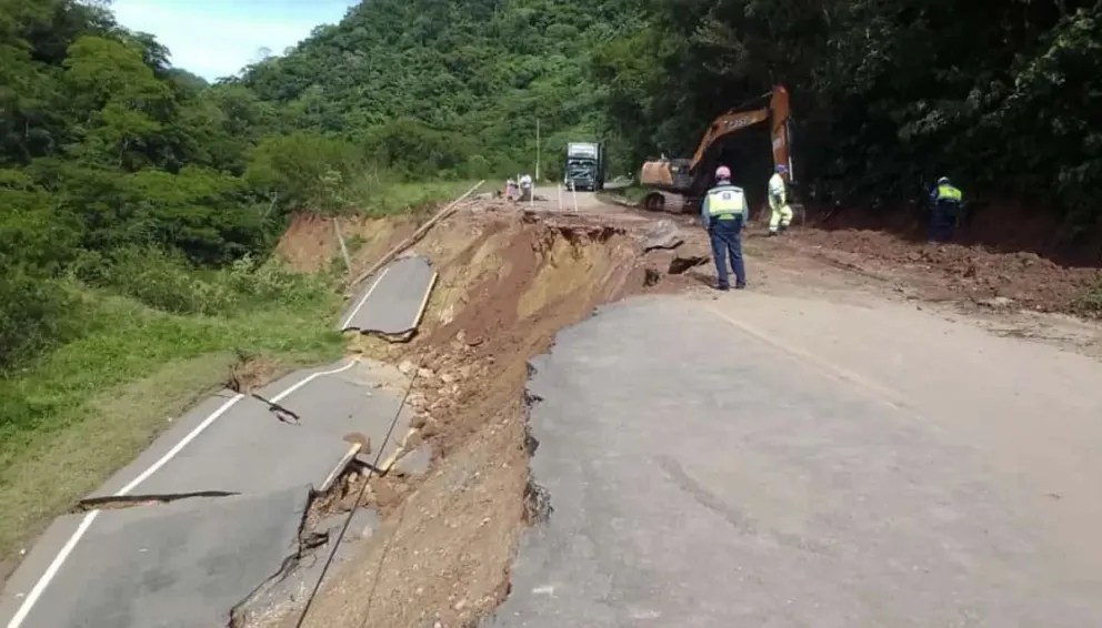 La carretera hacia Samaipata sufrió graves daños tras las intensas lluvias en la región. Foto: Unitel 