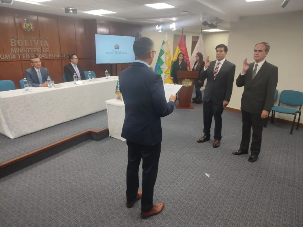 Espinoza toma juramento a las nuevas autoridades. FOTO: Paulo Lizárraga / Visión 360