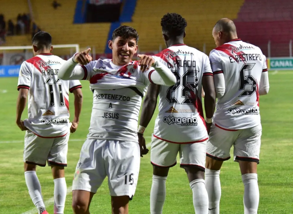 Andrés Torrico y sus compañeros festejan el segundo gol de Nacional Potosí. Foto: APG