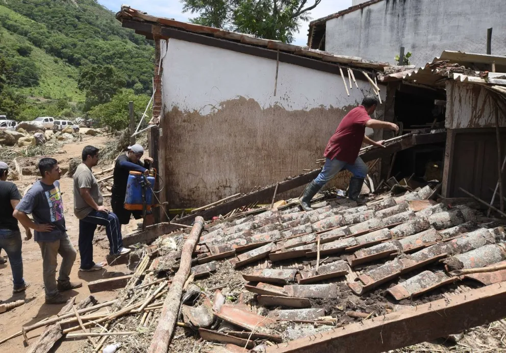 Pobladores de Achira trabaja en una casa colapsada. FOTO: APG
