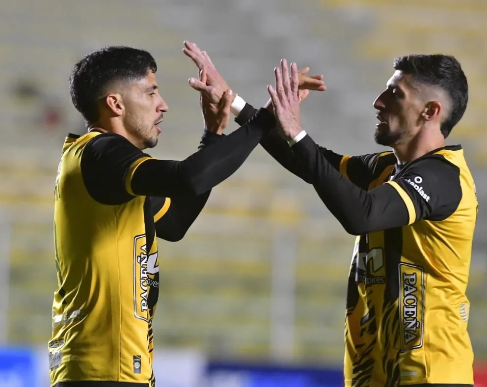 Martín CHiatti y Joel Amoroso celebran el primer gol de los atigrados. Foto: APG
