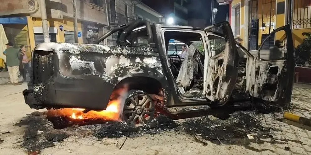 El vehículo al que la menor se subió antes de ser asesinada fue quemado por la población. Foto: Captura de video 