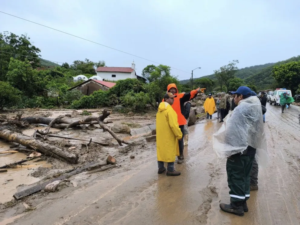 Vecinos de Samaipata en medio de una vía afectada por las riadas. Foto: Alcaldía de Samaipata
