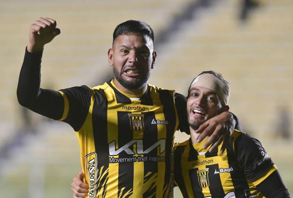 Andrés Chávez (izq.) celebra el gol del triunfo ante Guabirá junto a Juan Godoy. Foto: APG