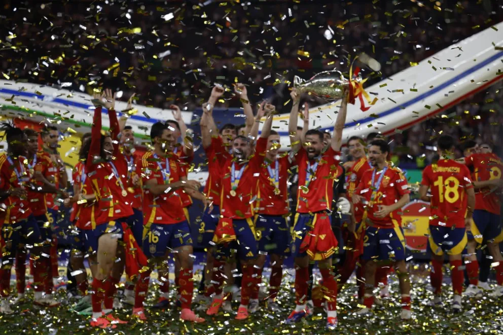España celebra con su trofeo de la Eurocopa. Foto: EFE.