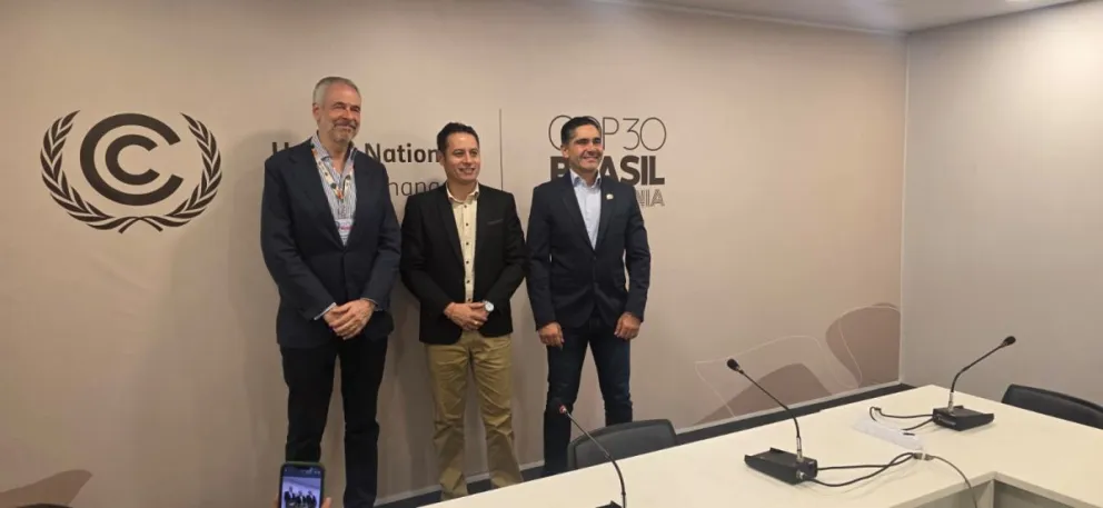 Lara y Justiniano con el presidente designado de la COP30, Andrés Corrêa do Lago. Foto: Vicepresidencia