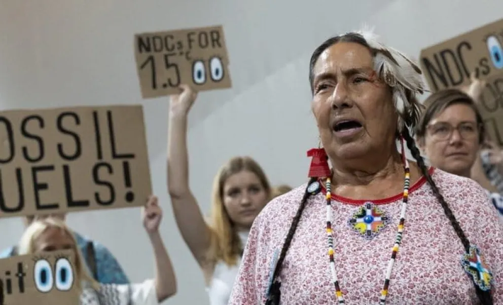 miembros de la sociedad civil y pueblos indígenas se manifiestan contra los combustibles fósiles en los pasillos de la COP30. Foto: cortesía Photo: © UN Climate Change / Kiara Worth