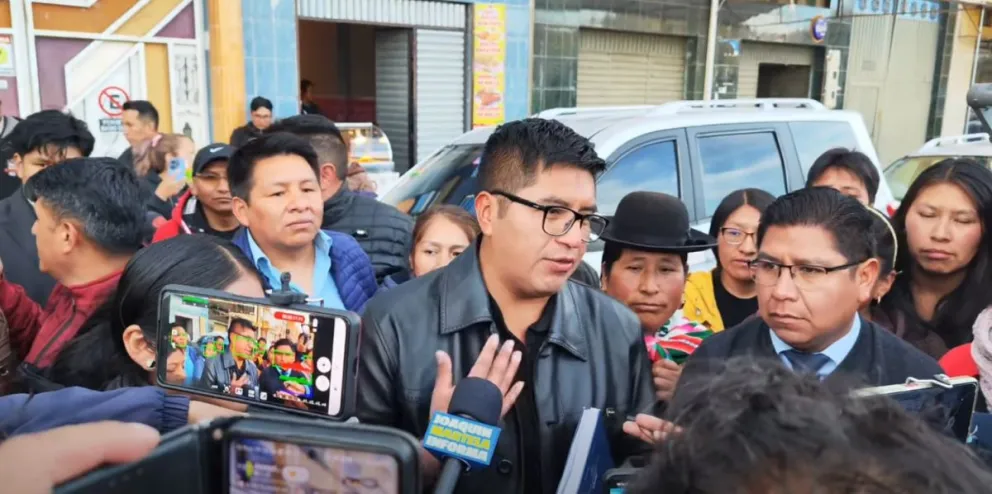 El tiktoker en la concentración en la que anunció su candidatura a la alcaldía de El Alto. Foto: Captura video