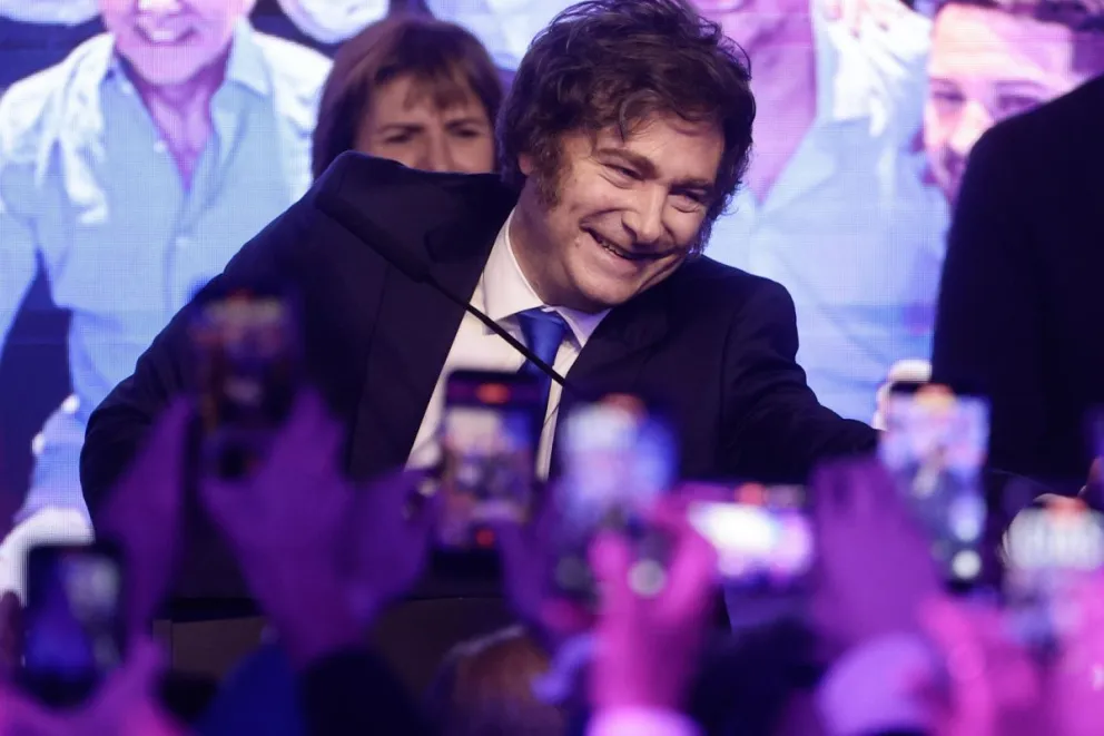 Javier Milei celebra tras conocer los resultados de las elecciones legislativas en Buenos Aires el mes pasado. Foto: EFE 