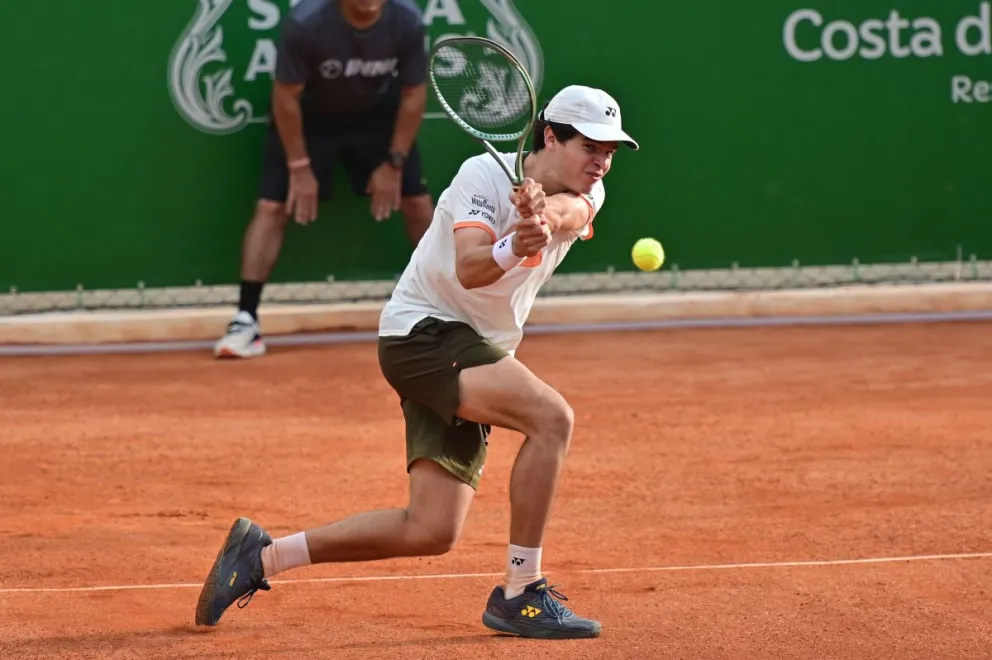 Prado golpea la pelota durante su partido. Foto: CBT.