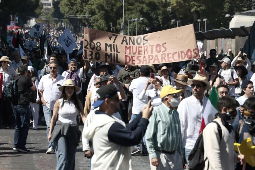 Un numeroso grupo de personas participa en una protesta el pasado sábado, en Ciudad de México. / Foto: EFE.