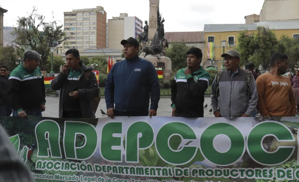 Dirigentes de Adepcoca en la plaza Murillo. FOTO: APG
