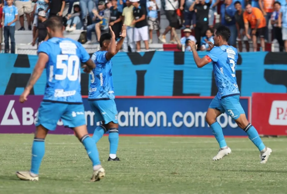 Gabriel Valverde (der.) festeja con uno de sus compañeros el primer gol de Blooming. Foto: Marka Registrada
