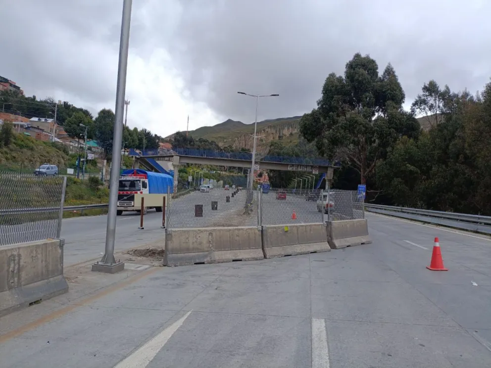 ABC restablece el tránsito vehicular en ambos carriles de la autopista La Paz – El Alto, a la altura de la Ciudadela Ferroviaria. Foto: Urgente.bo