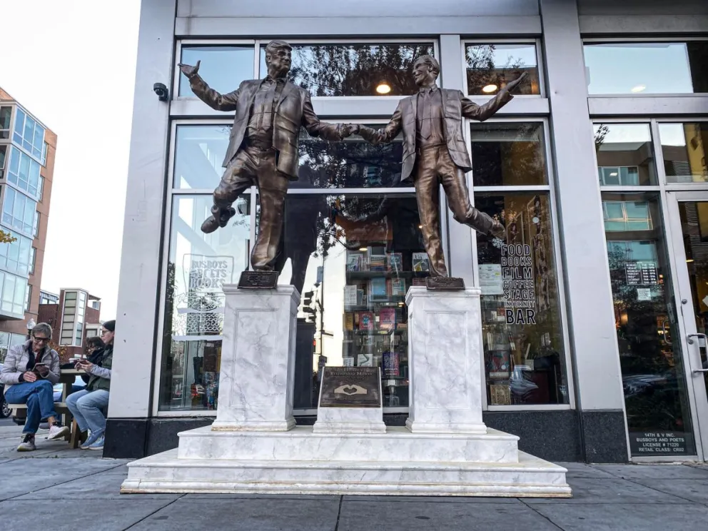 Estatuas de Donald Trump y el fallecido delincuente sexual Jeffrey Epstein en Washington. Foto: EFE