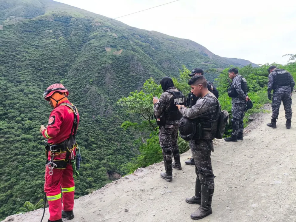 Policías en Chulumani, en el sitio del crimen. Foto: FGE