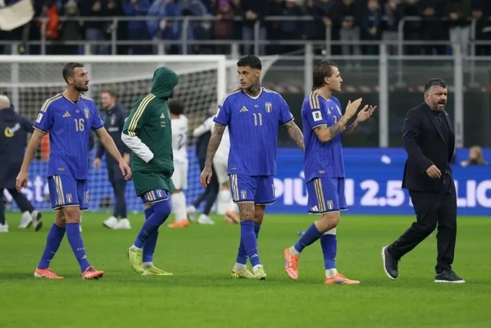 Jugadores de Italia abandonan la cancha tras su partido de clasificación contra Noruega. Foto: EFE.