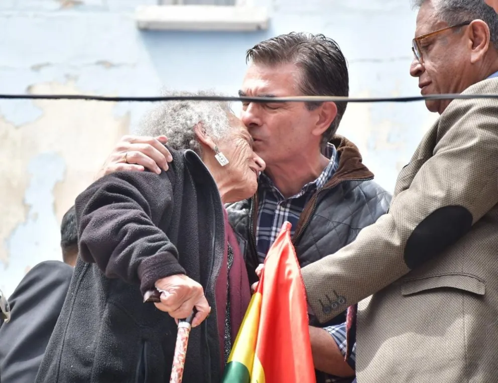 Amparo Carvajal, con el presidente, este jueves en las oficinas de la APDHB. Fotos: APG