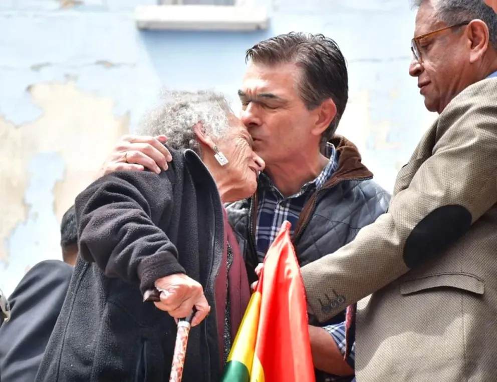 Amparo Carvajal, con el presidente, este jueves en las oficinas de la APDHB. Fotos: APG