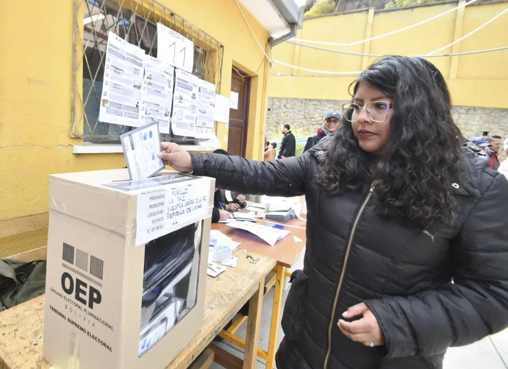 Una electora emite su votación en el proceso electoral reciente. Foto: APG 