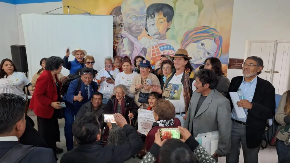 La presidenta de la Apdhb, Amparo Carvajal, rodeada de activistas, durante la entrega de las instalaciones, este jueves. Foto: Diego Gonzales / Visión 360