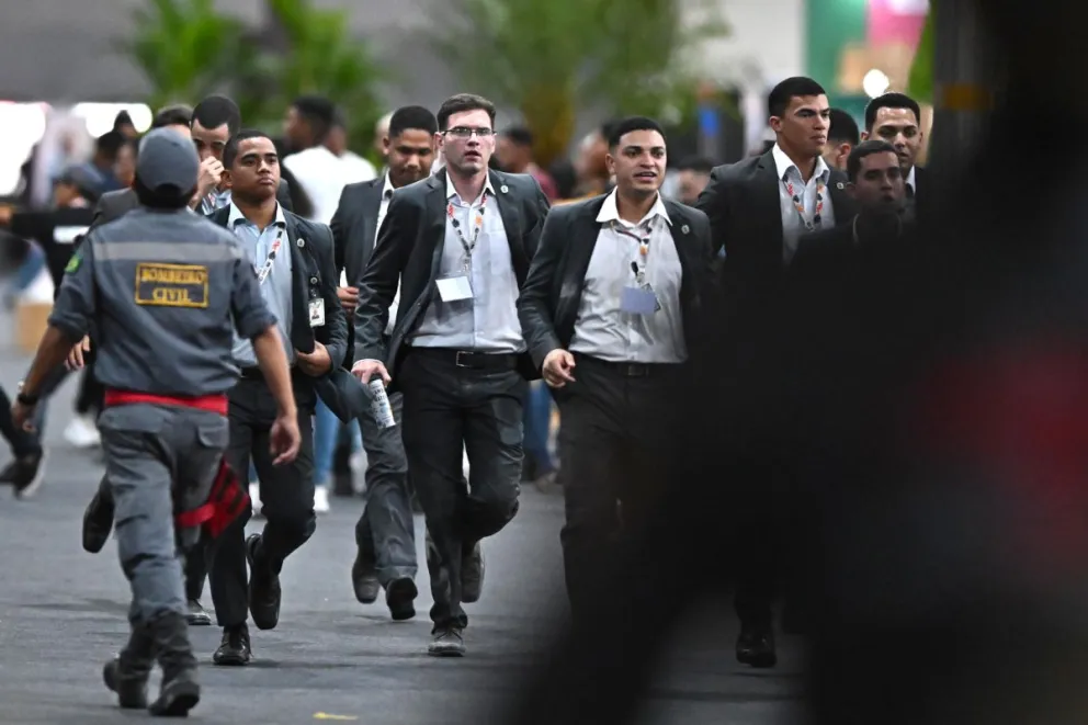 Personas evacuan la zona de negociaciones de la COP30 este jueves, en Belém (Brasil). Foto: EFE