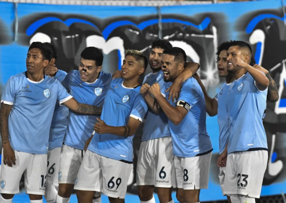 Los jugadores de Aurora en una de las últimas celebraciones, esta noche la historia puede ser distinta.Foto: APG