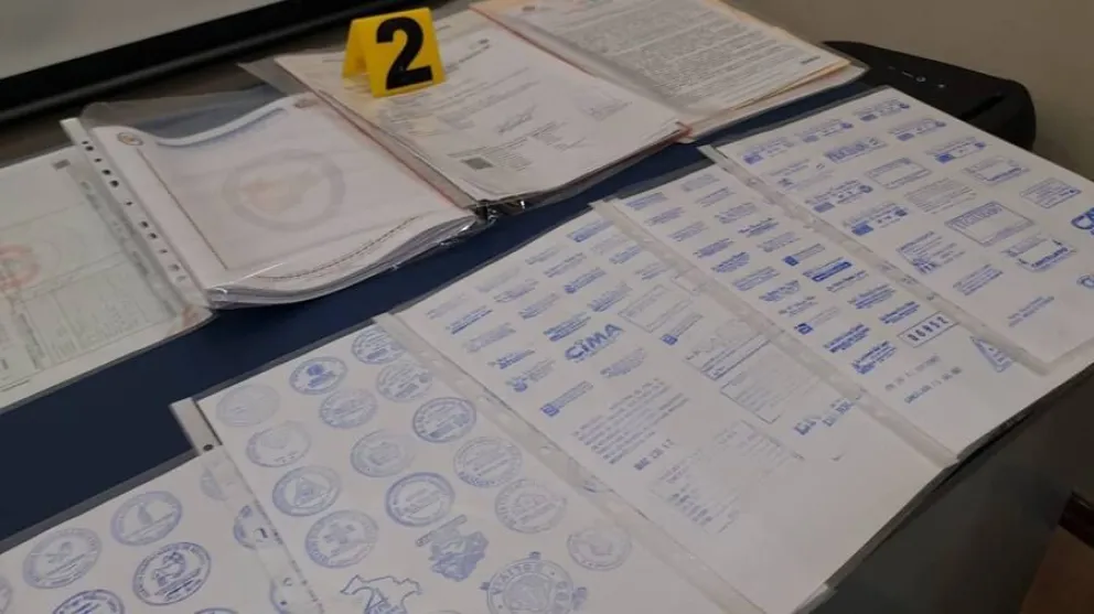 Documentos utilizados por una banda criminal dedicada a la falsificación de títulos de propiedad e informes rápidos de Derechos Reales. Foto: RRSS