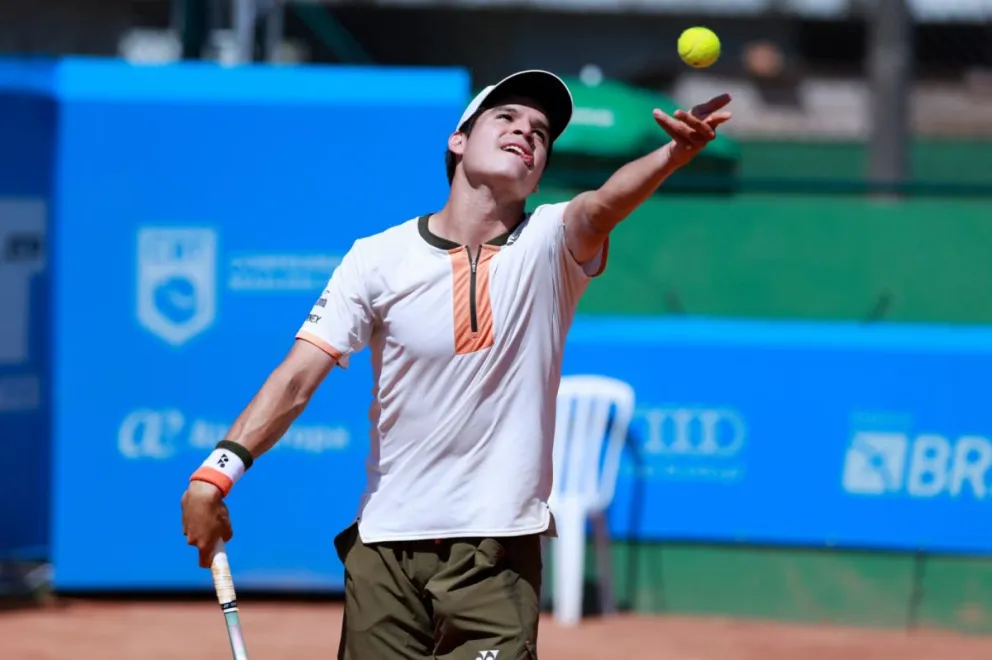 El tenista boliviano Juan Carlos Prado se apresta a sacar en su partido frente a Bruno Fernández. Foto: CBT