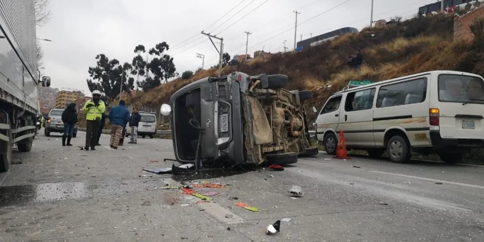 Accidente de tránsito en el carril de subida de la autopista La Paz - El Alto. Foto ilustrativa / Radio Líder