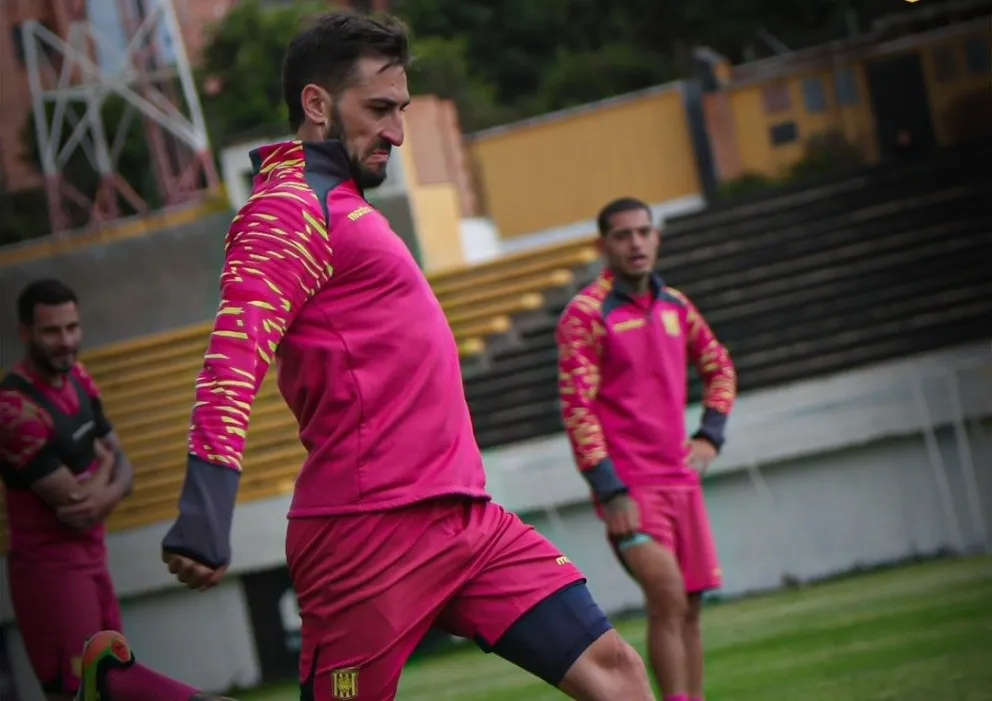 Luciano Ursino en la práctica de este jueves en el estadio Rafael Mendoza de Achumani. Foto: club The Strongest