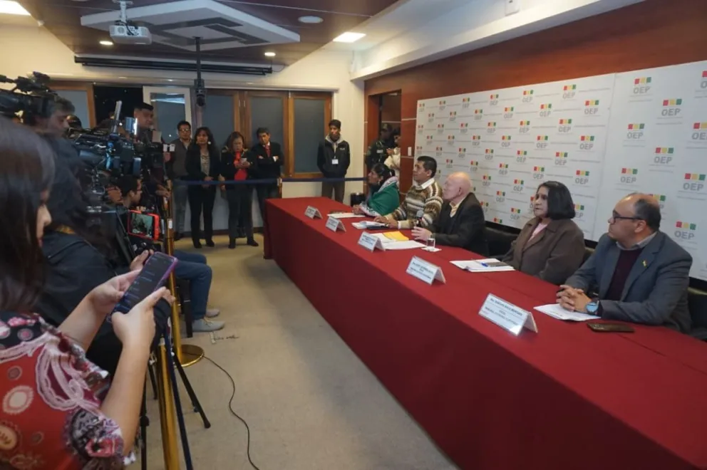 Vocales del Tribunal Supremo Electoral (TSE) ofrecieron este jueves una conferencia de prensa. Foto: APG