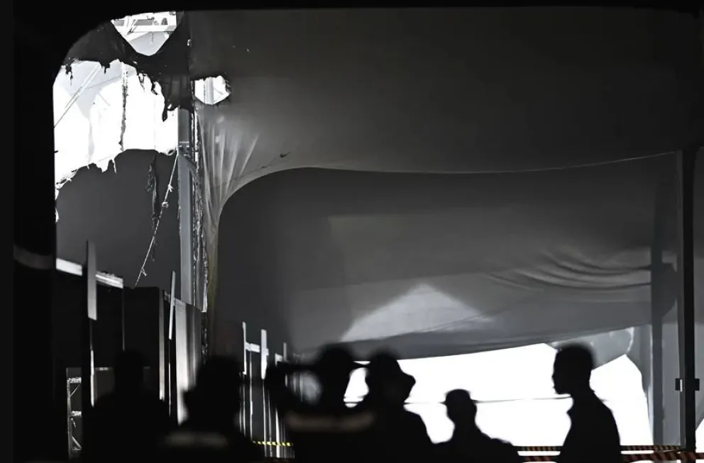 Daños causados por un incendio en el Centro de Convenciones Hangar, donde se realiza la COP30, en Belém. Foto: EFE