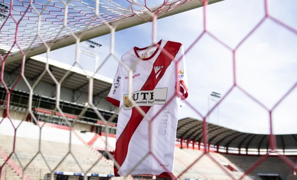La camiseta del millonario en un arco del estadio alteño, que el domingo tendrá tribunas repletas. Foto: CAR