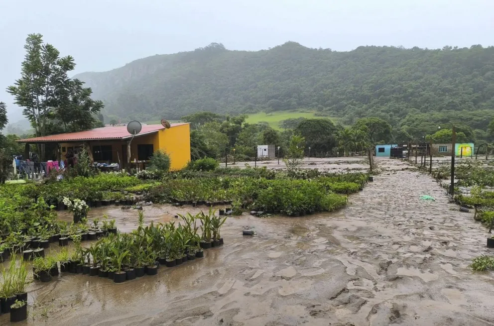 El río desbordado en Samaipata. FOTO: APG