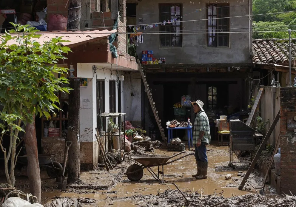 Un poblador de Achira está en su vivienda anegada. FOTO: APG