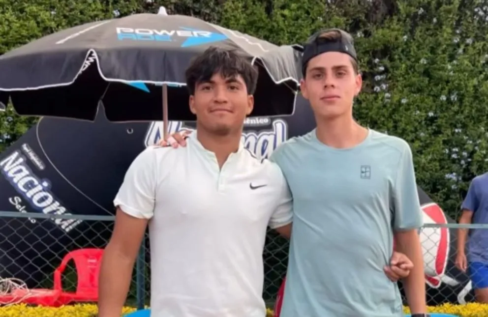 Los tenistas bolivianos Agustín Cuéllar (izq.) y Leonardo Suárez. Foto: Federación Boliviana de Tenis 