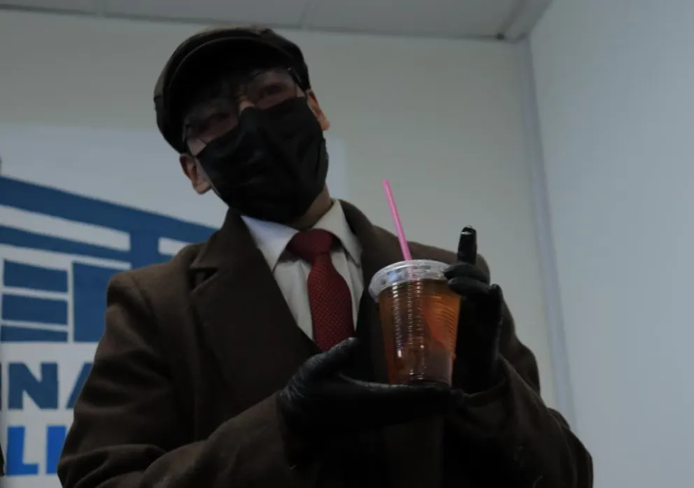 Eliu Villca, el joven que vende refrescos en la Ceja de El Alto. Fotos: APG.  