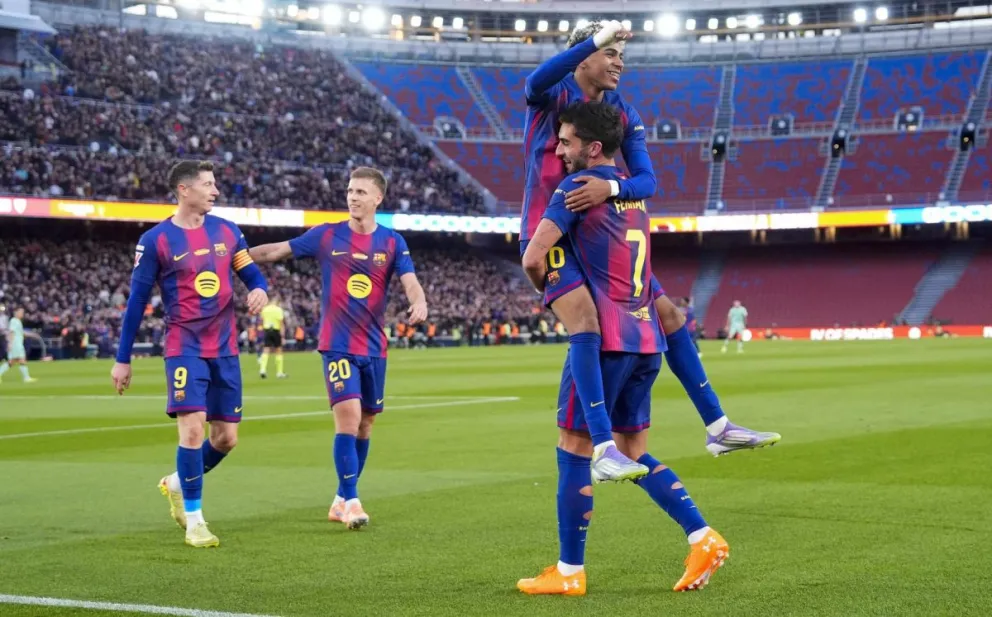 El delantero del Barcelona Ferrán Torres (7) celebra con Lamine Yamal el segundo gol. Foto: EFE