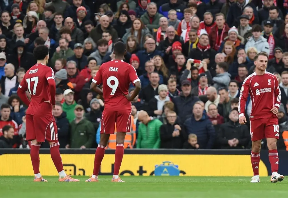 Los jugadores del Liverpool lamentan la derrota ante el Nottingham Forest. Foto: EFE