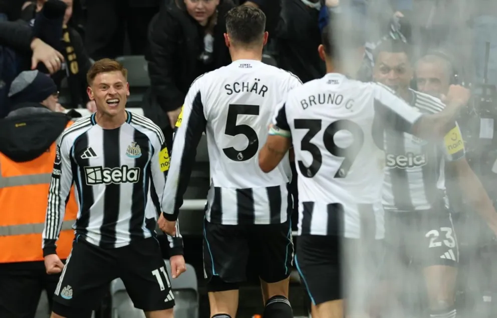 Harvey Barnes (izq.), jugador del Newcastle, celebra con sus compañeros el segundo gol al City. Foto: EFE
