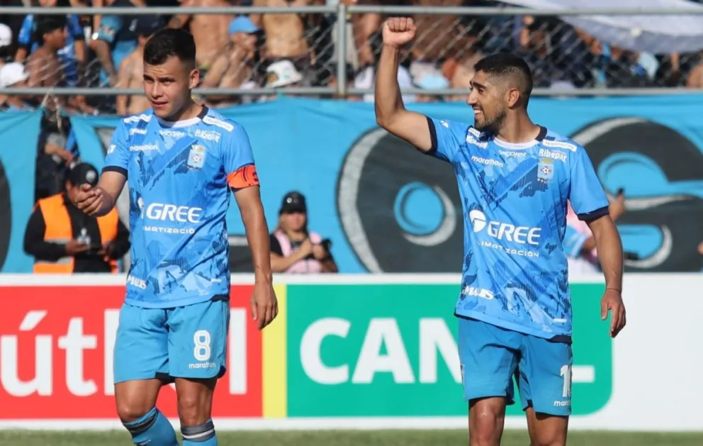 Guido Vadalá (der.) celebra uno de los goles de Blooming. Foto: Agencia Marka Registrada